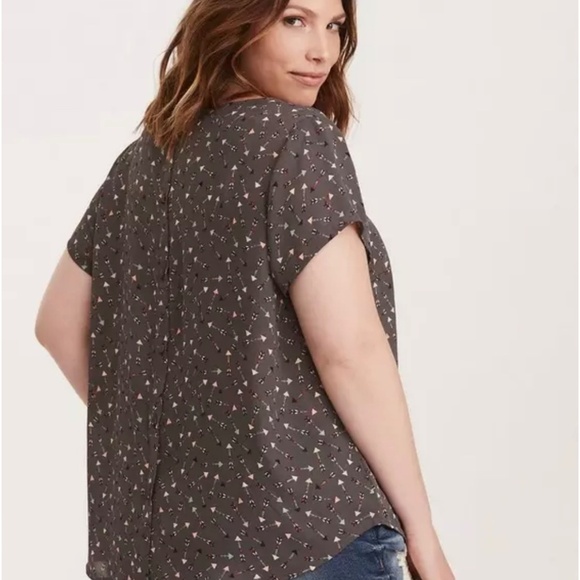 Torrid Abbey Arrow Georgette Button Back Blouse Top Gray Semi Sheer Women's Sz 2 - Picture 13 of 13